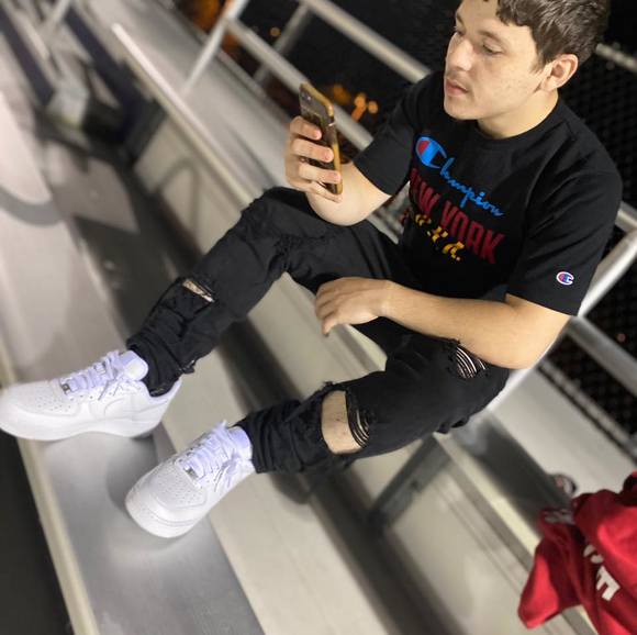 Profile Picture of Andre Decosta (@dracobaco) on Poshmark