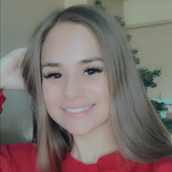 Profile Picture of Tori Murphy (@itstoorii__) on Poshmark