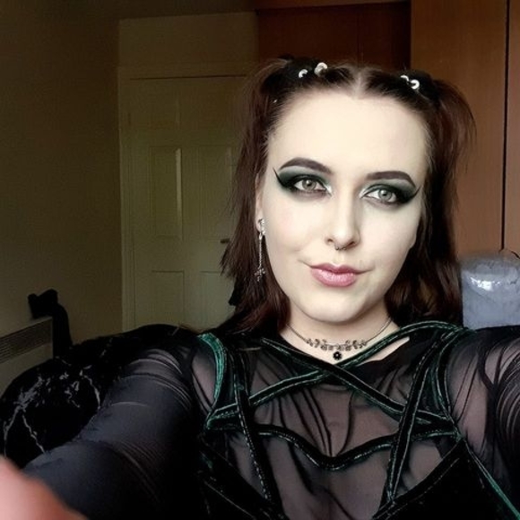 Profile Picture of Phoebe Thompson (@phoebe10999) on Poshmark