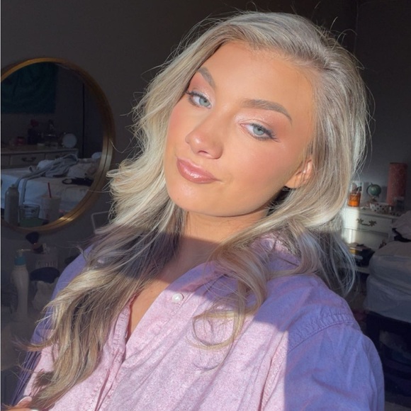 Profile Picture of Elisabeth Keller (@elisabethfk) on Poshmark