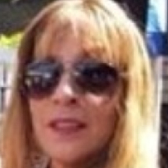 Profile Picture of Lisa Simpson (@dreamkatcher122) on Poshmark