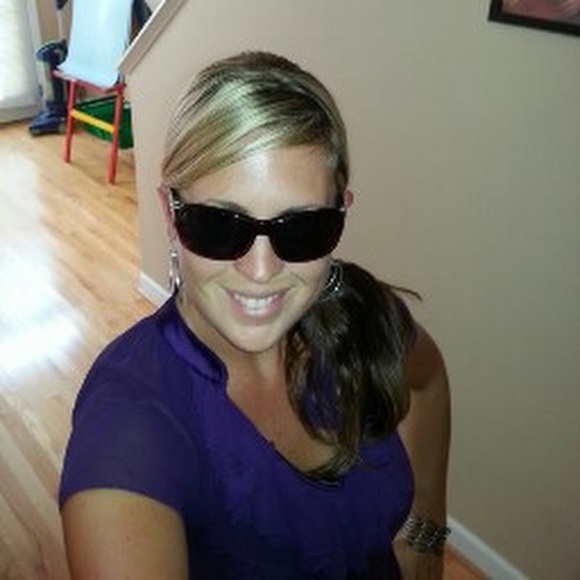 Profile Picture of Crystal Borrelli (@clray202) on Poshmark