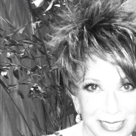 Profile Picture of Holly Barbanell (@hollybelle) on Poshmark