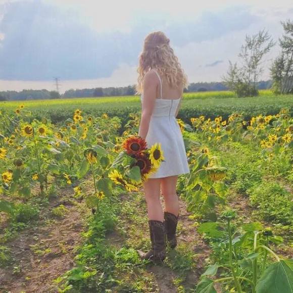 Profile Picture of Elizabeth Joling (@lizzyjoy101) on Poshmark