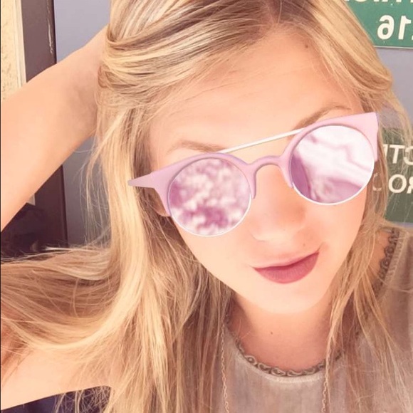 Profile Picture of Alyson Plotner (@alyson_elise) on Poshmark