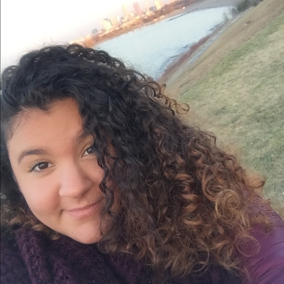Profile Picture of Veronica Hodges (@veronicathetesa) on Poshmark