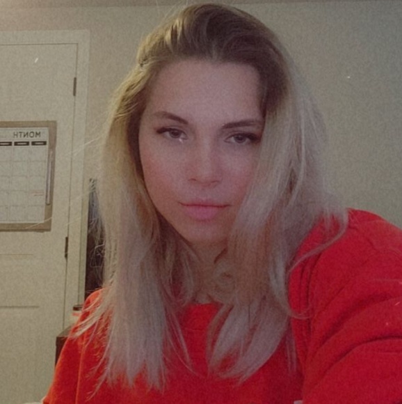 Profile Picture of Taylor Stapleton (@karmoniq) on Poshmark