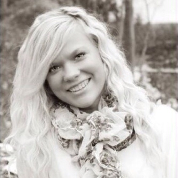 Profile Picture of Ashley Wentz (@ashwentz) on Poshmark