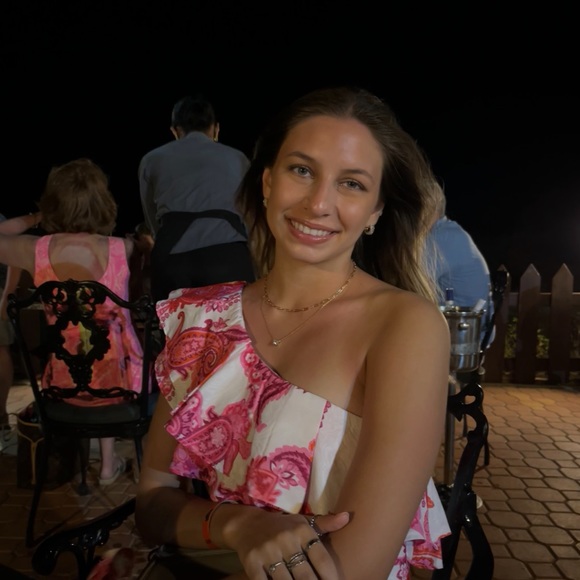 Profile Picture of Victoria Bono (@vbono03) on Poshmark