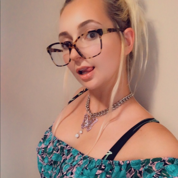 Profile Picture of Paige Tkalac (@paigetk1) on Poshmark