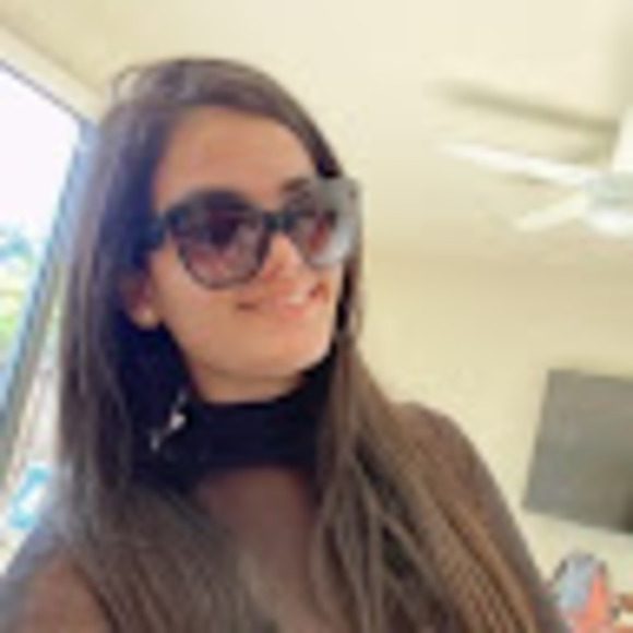 Profile Picture of Daniela Varona (@danielavaron639) on Poshmark