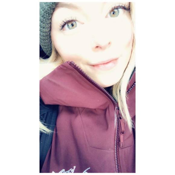 Profile Picture of Chloe Delarosbil (@kloedela12) on Poshmark