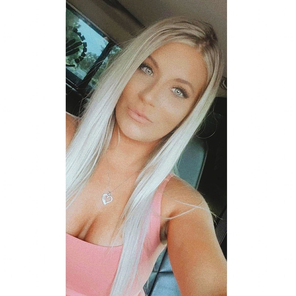 Profile Picture of Lindsey Addison (@laddison111714) on Poshmark