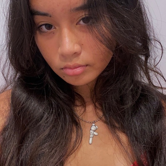 Profile Picture of Taylor Vitarelli (@taylorvitarelli) on Poshmark