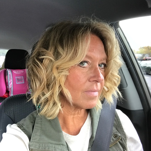 Profile Picture of Lesha Stuber (@ansskyjen) on Poshmark