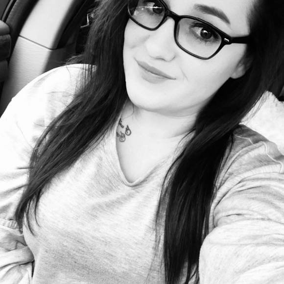 Profile Picture of Ashley Yingling (@ashleyxn) on Poshmark