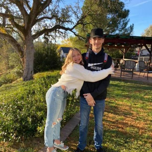 Profile Picture of Chloey Chenoweth (@chloeychenoweth) on Poshmark