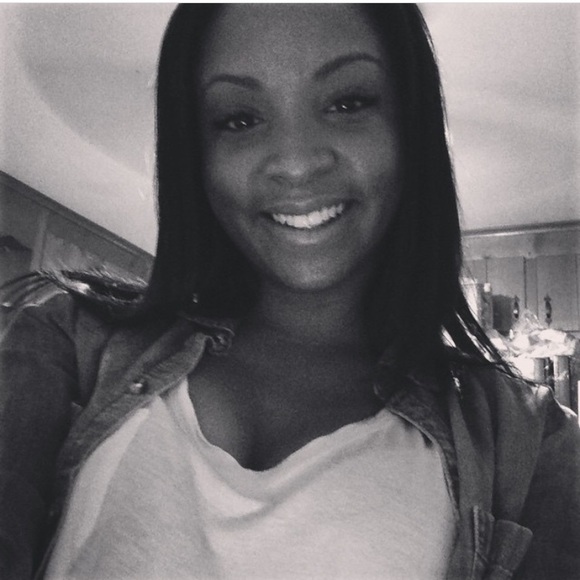 Profile Picture of Cassandra Aiken (@cassieaiken) on Poshmark