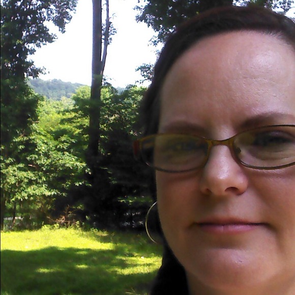 Profile Picture of Dawn Mischka (@dawnmisch) on Poshmark