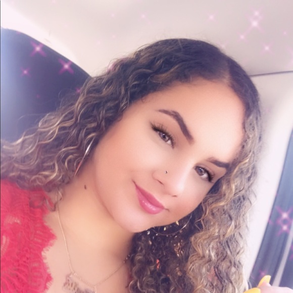 Profile Picture of Thalia Arencibia (@thaliitahhh) on Poshmark