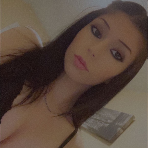 Profile Picture of Haley Schultz (@haleyschultz234) on Poshmark