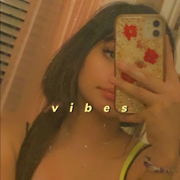 Profile Picture of Valeria Payan (@valeriap123) on Poshmark