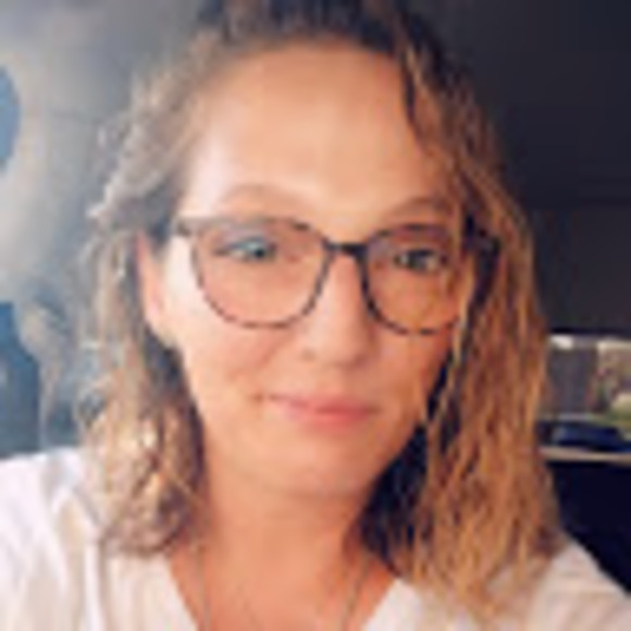 Profile Picture of Angela Moellering (@a_moellering) on Poshmark