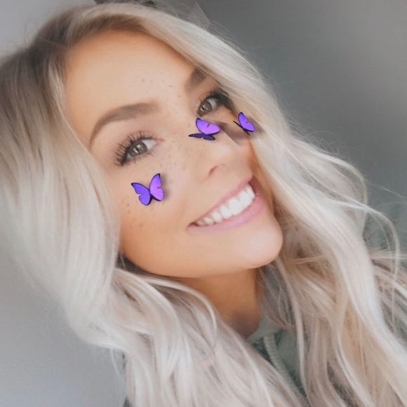 Profile Picture of Emily Scherer (@emilykscherer) on Poshmark