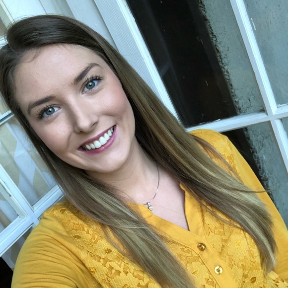 Profile Picture of Becca Brisson (@beccabriss) on Poshmark