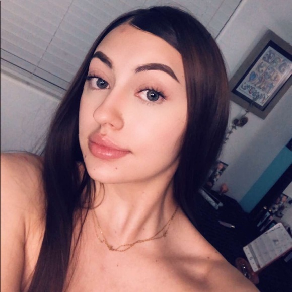 Profile Picture of Jazalynn Decino (@jazalynndecino) on Poshmark