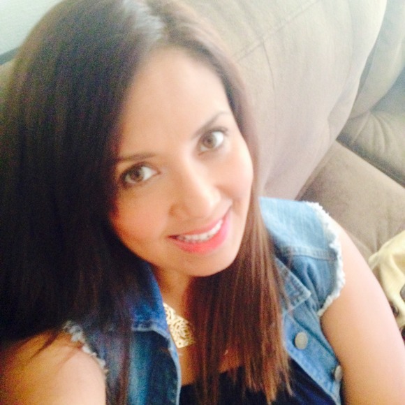 Profile Picture of Eva Alvarez (@vanememo123) on Poshmark