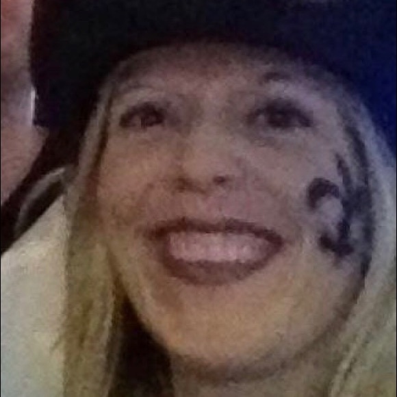 Profile Picture of Melissa Escher (@mce0504) on Poshmark