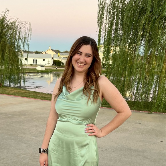 Profile Picture of Erin Dinger (@eriopel14) on Poshmark