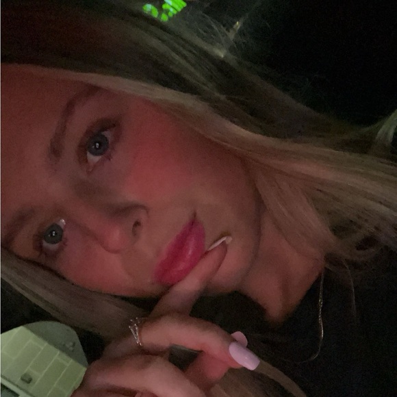 Profile Picture of Hannah Monhollen (@hmonhollen) on Poshmark