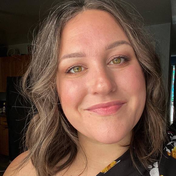 Profile Picture of April Haining (@aprilhaining) on Poshmark