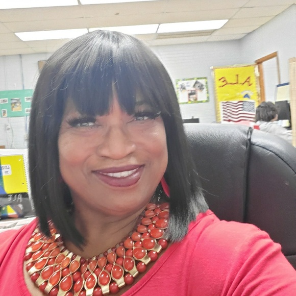 Profile Picture of Teresa Hamilton (@tlvolentine) on Poshmark