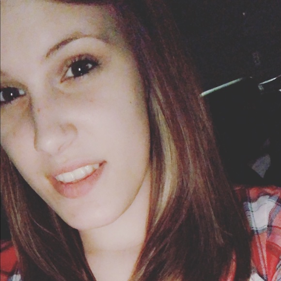 Profile Picture of Andrea Summers (@andrea_raymer98) on Poshmark