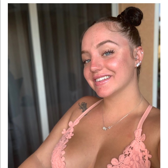 Profile Picture of Samantha Gould (@ohtoaz2019) on Poshmark