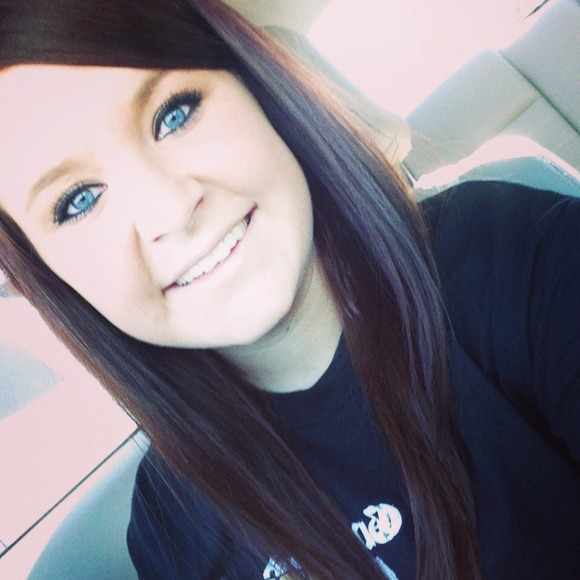 Profile Picture of Nikole Gaster (@nikole_2014) on Poshmark