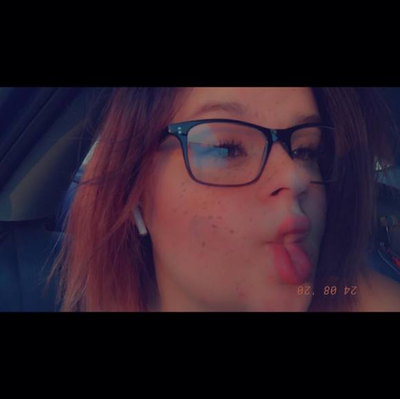 Profile Picture of Cassandra Livick (@cassandalynn) on Poshmark