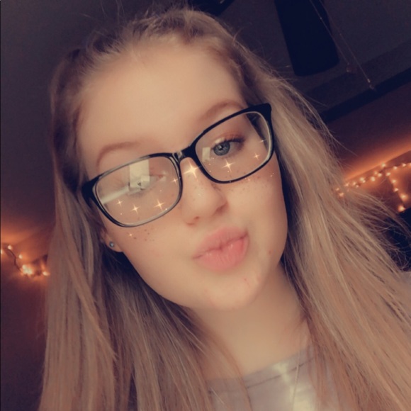 Profile Picture of Brianna Macpeek (@bree40753) on Poshmark