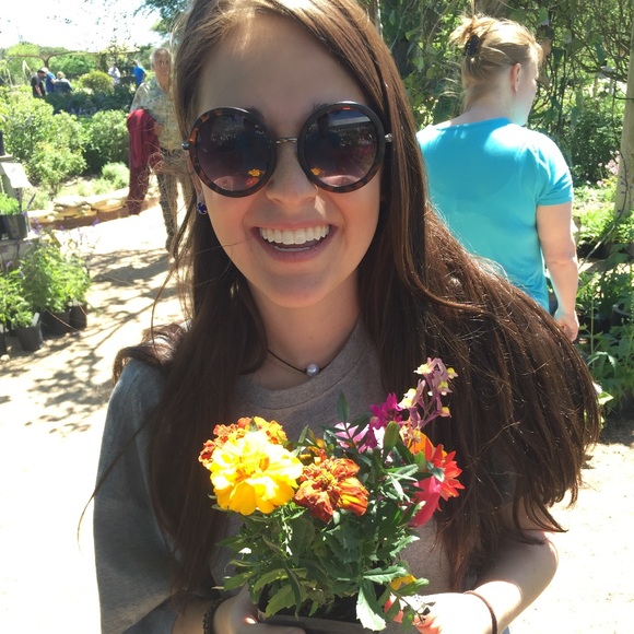 Profile Picture of Zoe Harpold (@zoeharpold327) on Poshmark