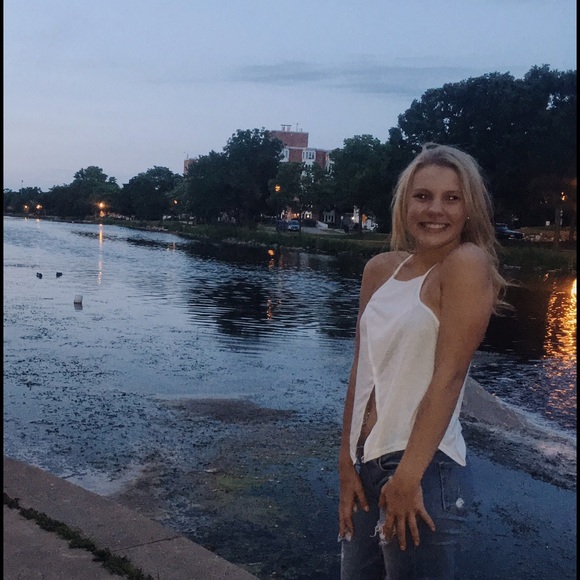 Profile Picture of Sydney Stefanowski (@sydstef2) on Poshmark