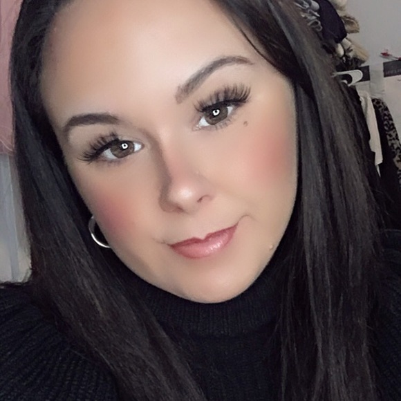 Profile Picture of Melissa Villandry (@_melissanicole_) on Poshmark