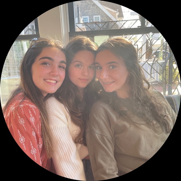 Profile Picture of Julia Devasto (@julia_devasto) on Poshmark