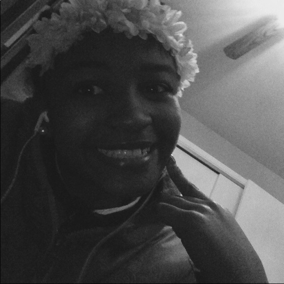 Profile Picture of Mariel Brown (@mariel2cute) on Poshmark