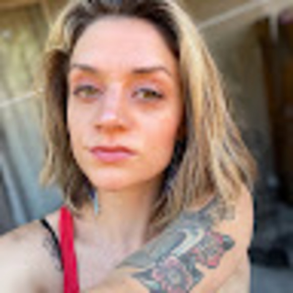 Profile Picture of Ivy Case (@ivyacase) on Poshmark