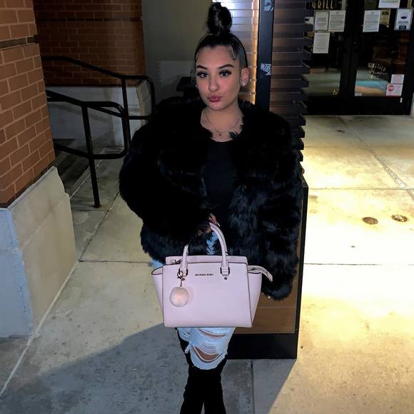 Profile Picture of Jimena Jimenez (@jimena0802) on Poshmark