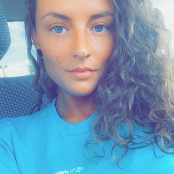 Profile Picture of Keelie Weeks (@keelieanna) on Poshmark