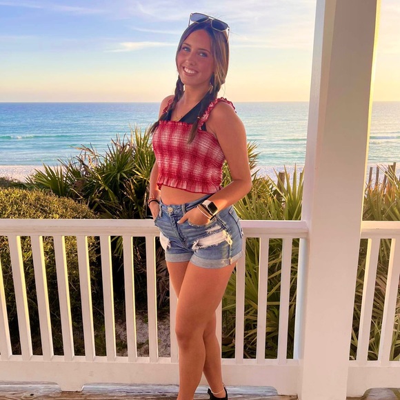 Profile Picture of Alexa Burns (@alexaburns373) on Poshmark